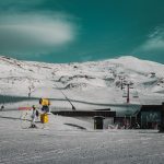 Deportes de invierno: cómo evitar lesiones y dónde esquiar en Andalucía